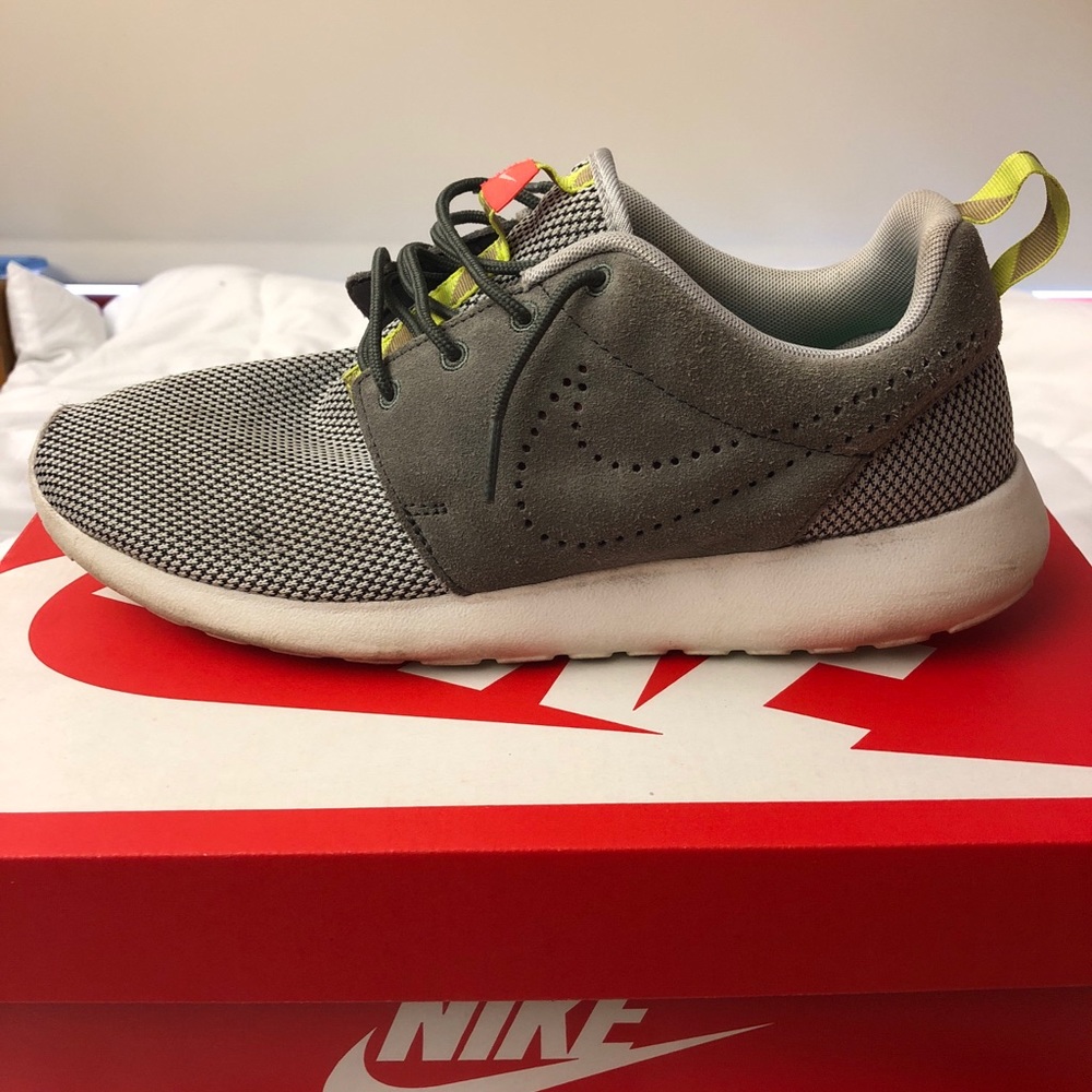 Men’s grey nike Roshe Run